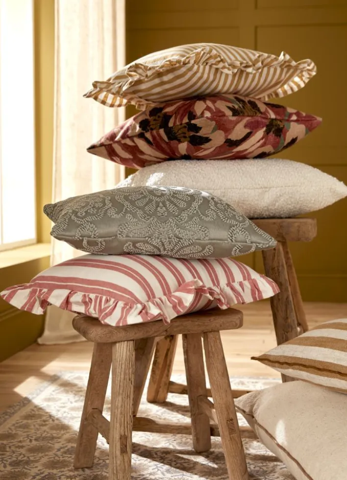 COUSSIN À RAYURES EN MATIÈRE TEXTURÉE TERRACOTTA