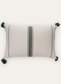 COUSSIN TEXTURÉ À RAYURES AVEC POMPONS BEIGE