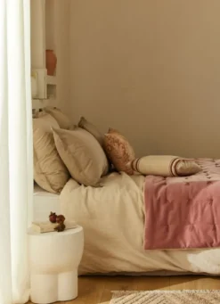 ÉDREDON EN VELOURS GANSÉ D'UN BIAIS CONTRASTÉ ROSE ACAJOU