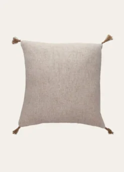HOUSSE DE COUSSIN AVEC POMPONS ÉCRU
