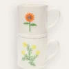 MUG EN GRÈS FLEUR EMBOSSÉE PEINTE MAIN OCRE