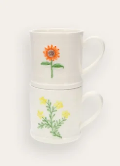 MUG EN GRÈS FLEUR EMBOSSÉE PEINTE MAIN OCRE
