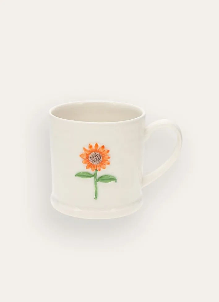 MUG EN GRÈS FLEUR EMBOSSÉE PEINTE MAIN OCRE