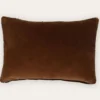 PETIT COUSSIN EN VELOURS AVEC PASSEPOIL RAYÉ BRUN