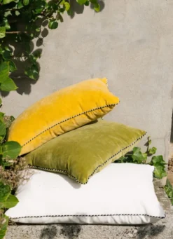 PETIT COUSSIN EN VELOURS AVEC PASSEPOIL RAYÉ VERT ANIS