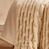 PLAID EN FAUSSE FOURRURE À RELIEF ECRU
