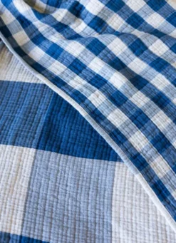 PLAID EN GAZE DE COTON À CARREAUX RÉVERSIBLE BLEU JEAN