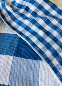 PLAID EN GAZE DE COTON À CARREAUX RÉVERSIBLE BLEU JEAN