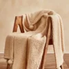 PLAID EN SHERPA AVEC FINITIONS POMPONS BEIGE