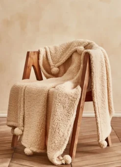 PLAID EN SHERPA AVEC FINITIONS POMPONS BEIGE