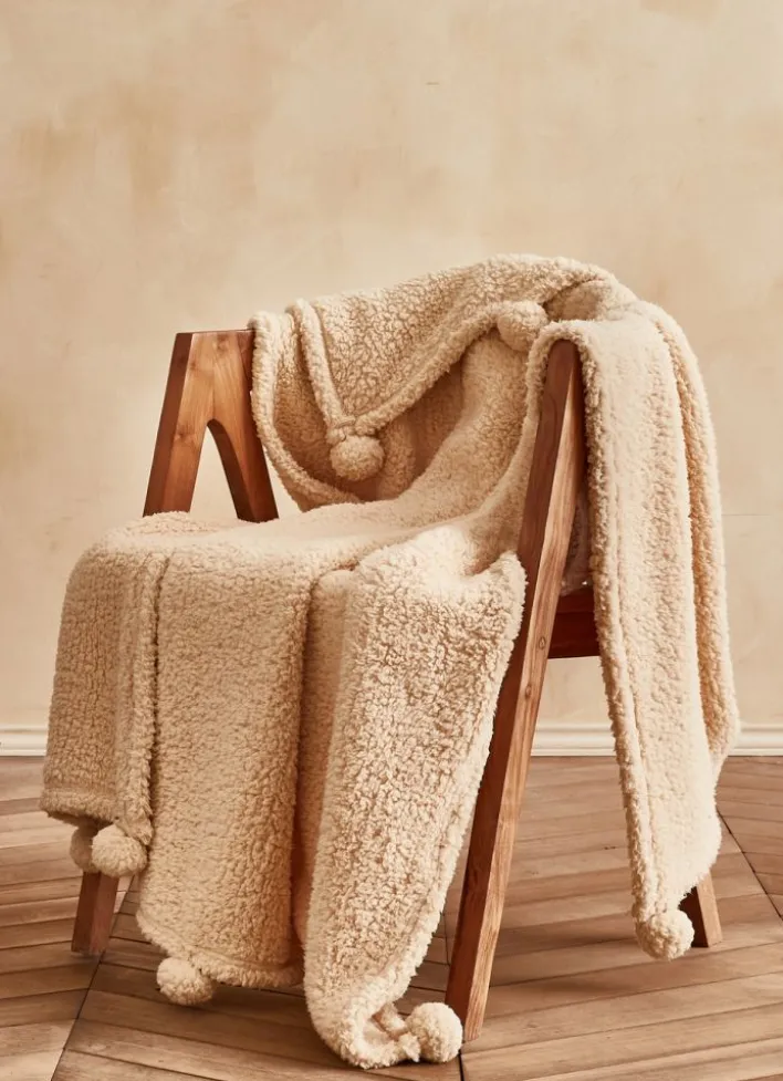PLAID EN SHERPA AVEC FINITIONS POMPONS BEIGE