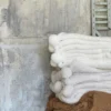 PLAID EN SHERPA AVEC FINITIONS POMPONS ÉCRU