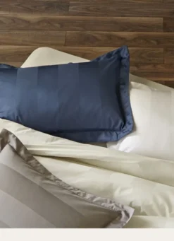 TAIE D'OREILLER RAYÉE EN SATIN DE COTON IVOIRE