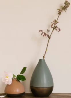 VASE EN GRÈS FORME MENHIR MULTICOLORE/MARRON
