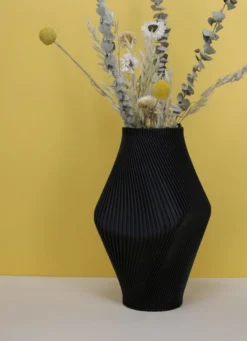 VASE EN POLYRÉSINE FORME ORIGINALE STRIÉE NOIR
