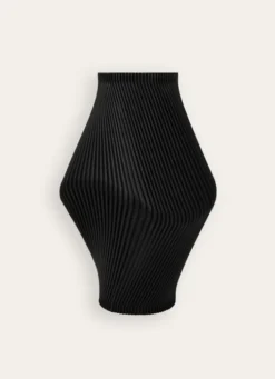 VASE EN POLYRÉSINE FORME ORIGINALE STRIÉE NOIR