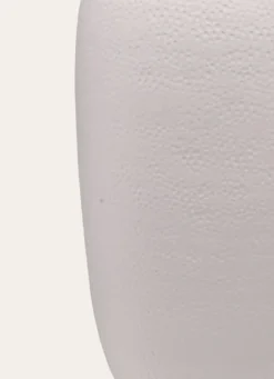 VASE EN TERRE-CUITE EMBOSSÉ POINÇON BLANC