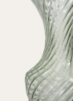 VASE EN VERRE TRAVAILLÉ DE STYLE ROMANTIQUE TRANSPARENT
