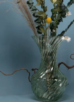VASE EN VERRE TRAVAILLÉ DE STYLE ROMANTIQUE TRANSPARENT