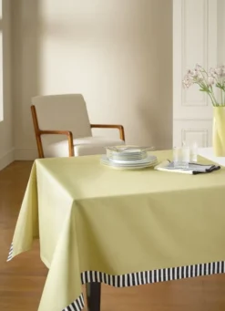 VASE TORSADÉ EN VERRE OPAQUE JAUNE